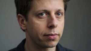 Foto de Sam Altman, CEO da OpenAI, em pose pensativa, demonstrando foco e inteligência na liderança da revolução da inteligência artificial